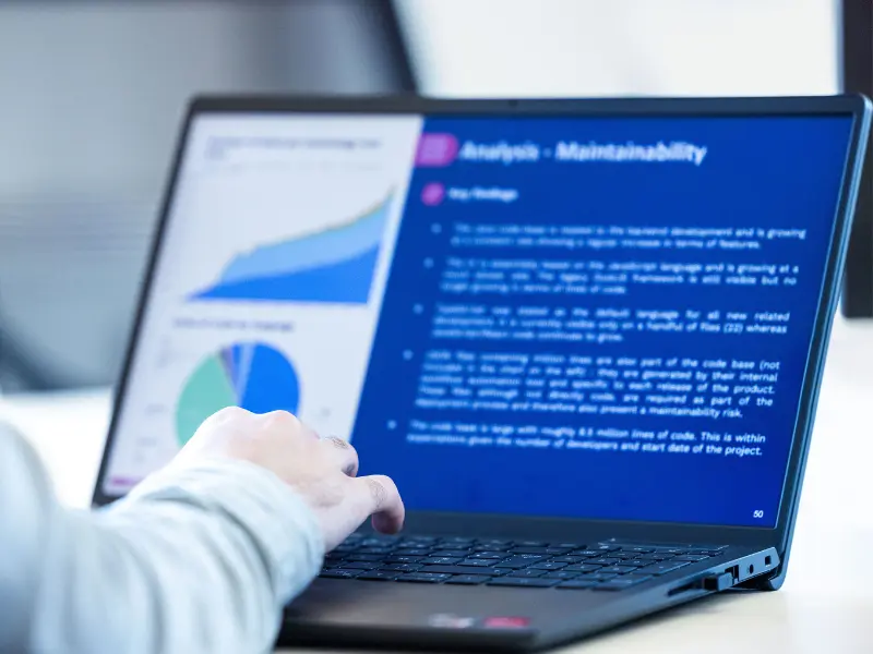 Expert analysant des données de performance et d’évolutivité sur un ordinateur portable lors d’un audit technologique